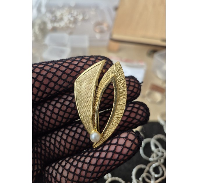 Art Deco Style Gold Leaf Brooch with Synthetic Pearl — Vintage by SilverBuds