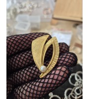 Vintage Gold Leaf Brooch with Synthetic Pearl | Art Deco Style Pin